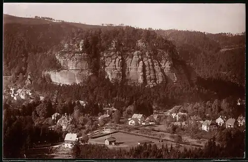 Fotografie Brück & Sohn Meissen, Ansicht Oybin, Blick von der Mönchskanzel auf den Ort mit Berg Oybin