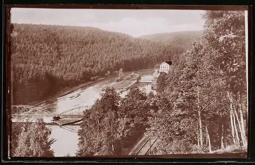Fotografie Brück & Sohn Meissen, Ansicht Amerika / Mulde, Partie an der Mulde mit Wassermühle