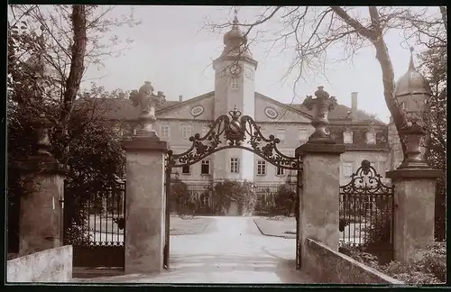 Fotografie Brück & Sohn Meissen, Ansicht Hermsdorf b. Dresden, Portal des Schönburg-Waldenburgsches Schloss