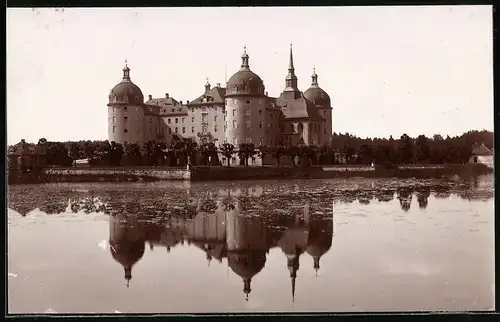 Fotografie Brück & Sohn Meissen, Ansicht Moritzburg b. Meissen, Blick über den Teich auf das Jagdschloss Moritzburg