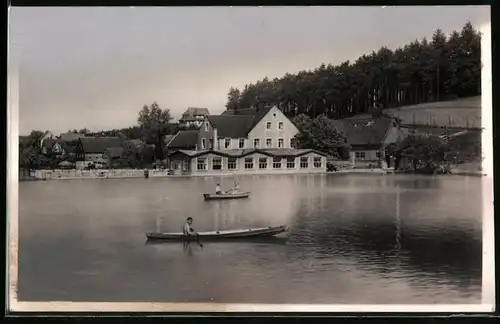 Fotografie Brück & Sohn Meissen, Ansicht Hetzdorf, Blick über den See mit Ruderkähnen zum Gasthaus Sumpfmühle