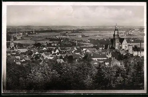 Fotografie Brück & Sohn Meissen, Ansicht Kamenz i. Sa., Blick über die Dächer der Stadt mit Kirchturm