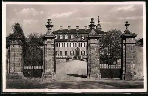 Fotografie Brück & Sohn Meissen, Ansicht Seusslitz / Elbe, am Eingang mit Blick auf das Schloss