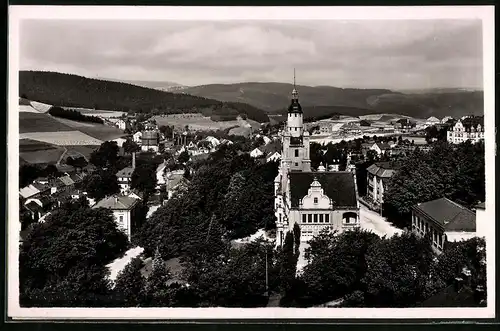 Fotografie Brück & Sohn Meissen, Ansicht Eibenstock i. Erzg., Blick auf den Ort mit Rathaus und Gasometer