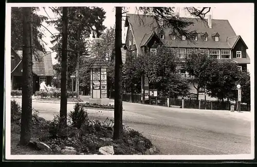 Fotografie Brück & Sohn Meissen, Ansicht Oberbärenburg i. Erzg., Partie am Berghotel Friedrichshöhe mit Litfasssäule