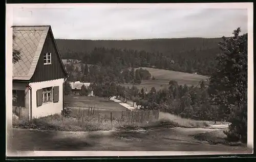 Fotografie Brück & Sohn Meissen, Ansicht Schellerhau i., Erzg., Partie im Ort an einem Wohnhaus