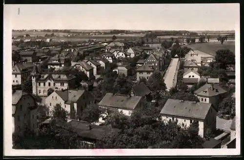 Fotografie Brück & Sohn Meissen, Ansicht Arnsdorf i. Sa., Blick über die Stadt mit Strassenpartie
