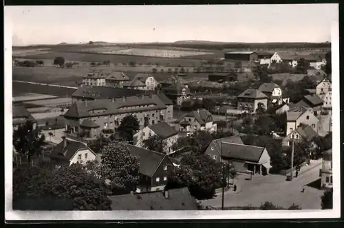 Fotografie Brück & Sohn Meissen, Ansicht Arnsdorf i. Sa., Blick auf die Stadt mit Wohnhäusern