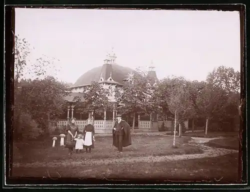 Fotografie Brück & Sohn Meissen, Ansicht Kunnersdorf / Lázne Kundratice, Kurgäste am Haus Veranda