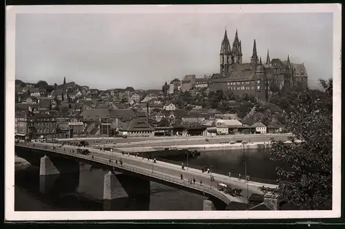 Fotografie Brück & Sohn Meissen, Ansicht Meissen i. Sa., Blick über die Brücke zur Stadt mit Hotel Stern