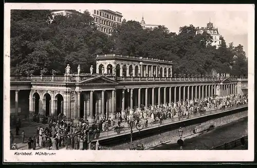 Fotografie Brück & Sohn Meissen, Ansicht Karlsbad, Partie mit Kurgästen am Mühlbrunn