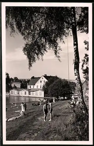 Fotografie Brück & Sohn Meissen, Ansicht Hetzdorf, Badegäste im Freibad Bad Sumpfmühle