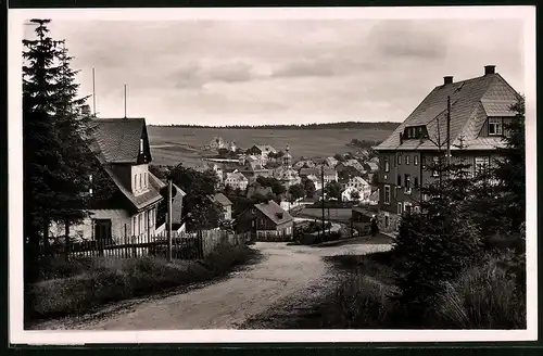 Fotografie Brück & Sohn Meissen, Ansicht Carlsfeld i. Erzg., Blick in die Stadt mit Kirche