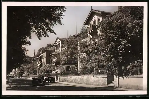 Fotografie Brück & Sohn Meissen, Ansicht Bad Elster, Blick in die Badstrasse mit den Hotels Caecilia und Urania