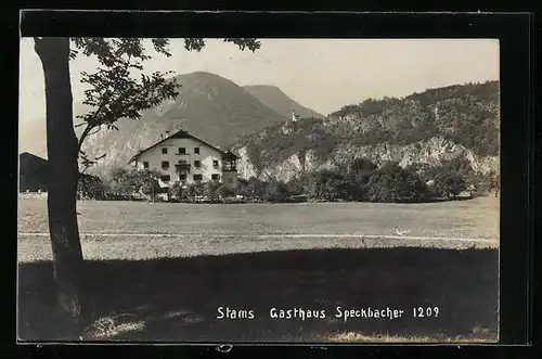 AK Stams, Blick über Wiesen zum Gasthaus Speckbacher