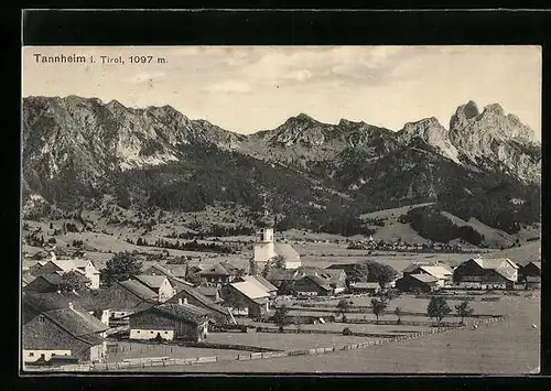 AK Tannheim, der Ort aus der Vogelschau mit Blick auf die Berge