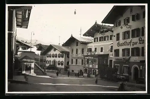 AK Hopfgarten, Strassenpartie mit Gasthof und Passanten