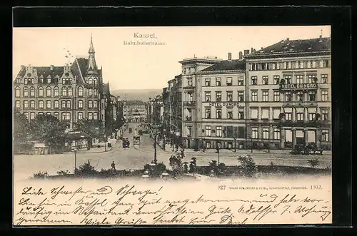 AK Kassel, Strassenbahn und Passanten auf der Bahnhofstrasse vor dem Hotel Du Nord