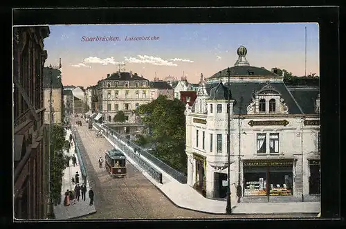 AK Saarbrücken, Strassenbahn auf der Luisenbrücke aus der Vogelschau