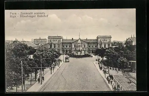 AK Riga, Dünaburger Bahnhof mit Vorplatz und Strassenbahn