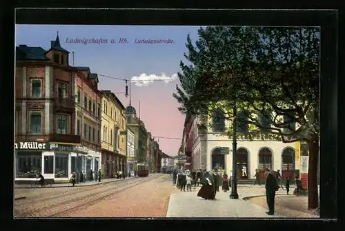 AK Ludwigshafen a. Rh., Passanten auf der Ludwigstrasse mit Strassenbahn