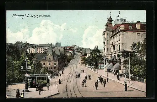 AK Plauen i. V., Strassenbahn und Passanten auf der Bahnhofstrasse