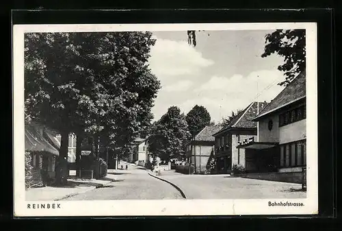 AK Reinbek, Bahnhofstrasse mit Passanten