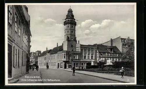 AK Salzwedel, Hotel Schwarzer Adler mit Rathausturm