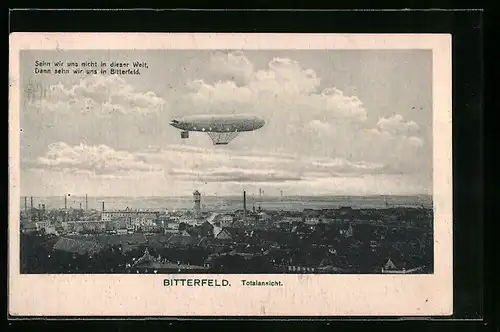 AK Bitterfeld, Totalansicht mit Luftschiff, Zeppelin