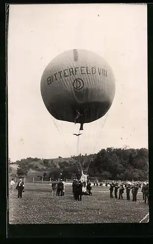 Foto-AK Bitterfeld, Ballonwettfliegen, Ballon Bitterfeld VIII. vor dem Start