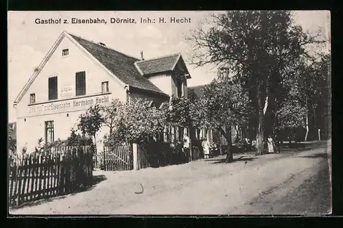 AK Dörnitz, Strassenpartie am Gasthof zur Eisenbahn von H. Hecht