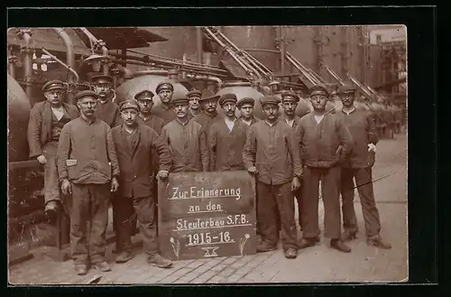 Foto-AK Bitterfeld, Zur Erinnerung an den Steulerbau S. F. B. 1915-16, Arbeiter mit einer Tafel