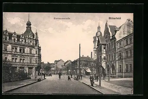 AK Bitterfeld, Bismarckstrasse mit Passanten