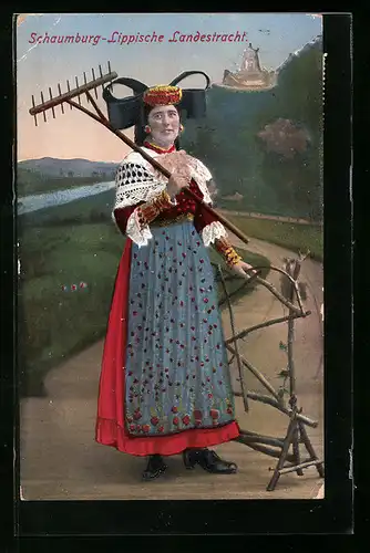 AK Frau mit einem Rechen, Schaumburg-Lippische Landestracht