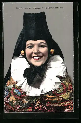 AK Porta Westfalica, Lächelnde Frau in Tracht
