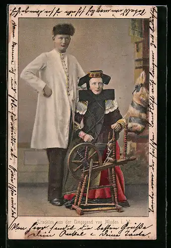 AK Minden i. W., Paar in Tracht am Spinnrad