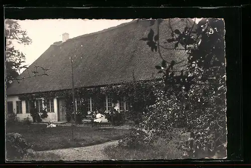 Foto-AK Bommerlund, Zwei Frauen posieren vor einem Reetdachhaus