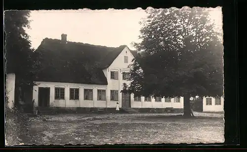 Foto-AK Bommerlund, Mädchen vor einem Reetdachhaus