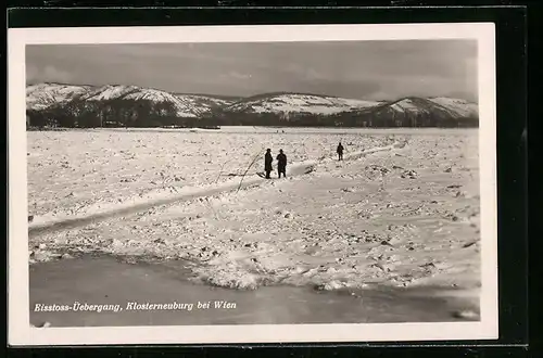 AK Klosterneuburg, Eisstoss-Übergang mit Ortsansicht aus der Ferne