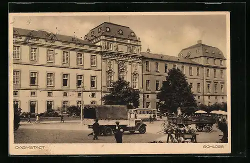 AK Darmstadt, Schloss mit Lastkraftwagen und Strassenbahn