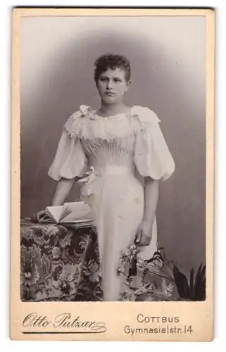 Fotografie Otto Putzar, Cottbus, Gymnasialstrasse 14, Junge Frau im weissen Kleid mit einem Buch