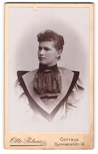 Fotografie Otto Putzar, Cottbus, Gymnasialstrasse 14, Junge Dame im modischen Kleid