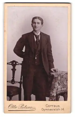 Fotografie Otto Putzar, Cottbus, Gymnasialstrasse 14, Junger Herr im Anzug mit Krawatte