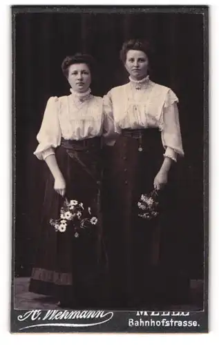 Fotografie A. Wehmann, Melle, Bahnhofstrasse, Zwei junge Damen in weisser Bluse und Rock