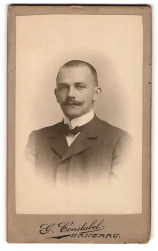 Fotografie G. Constabel, Hanerau, Elegant gekleideter Herr mit Schnauzbart