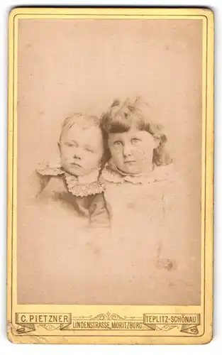 Fotografie C. Pietzner, Teplitz-Schönau, Lindenstrasse Moritzburg, Kinderpaar in hübscher Kleidung