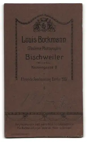 Fotografie Louis Bockmann, Bischweiler, Kronengasse 9, Junger Herr im Anzug mit Fliege