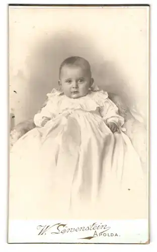 Fotografie W. Löwenstein, Apolda, Carlsstrasse 33, Süsses Kleinkind im langen weissen Kleid