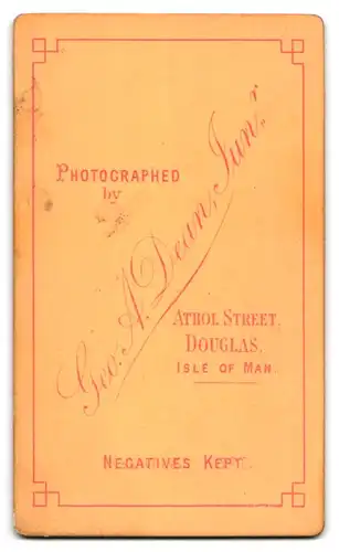 Fotografie Geo. A. Dean Junr., Douglas /Isle of Man, Athol Street, Junger Herr im Anzug mit Krawatte
