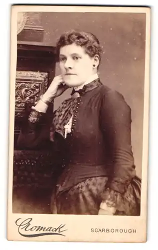 Fotografie Cromack, Scarborough, Bürgerliche Dame mit Kragenbrosche